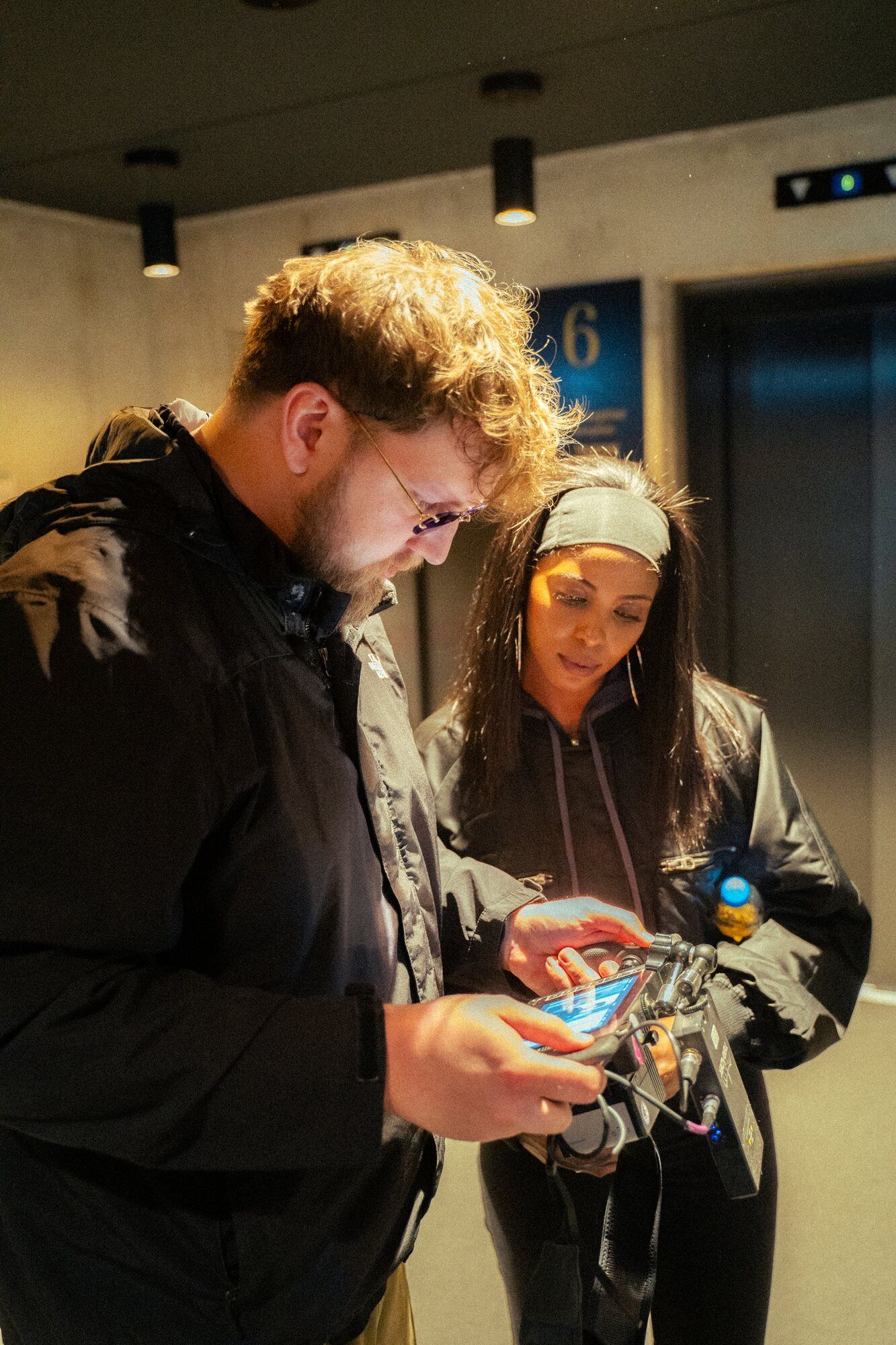 Crew prüft eine Aufnahme am Monitor