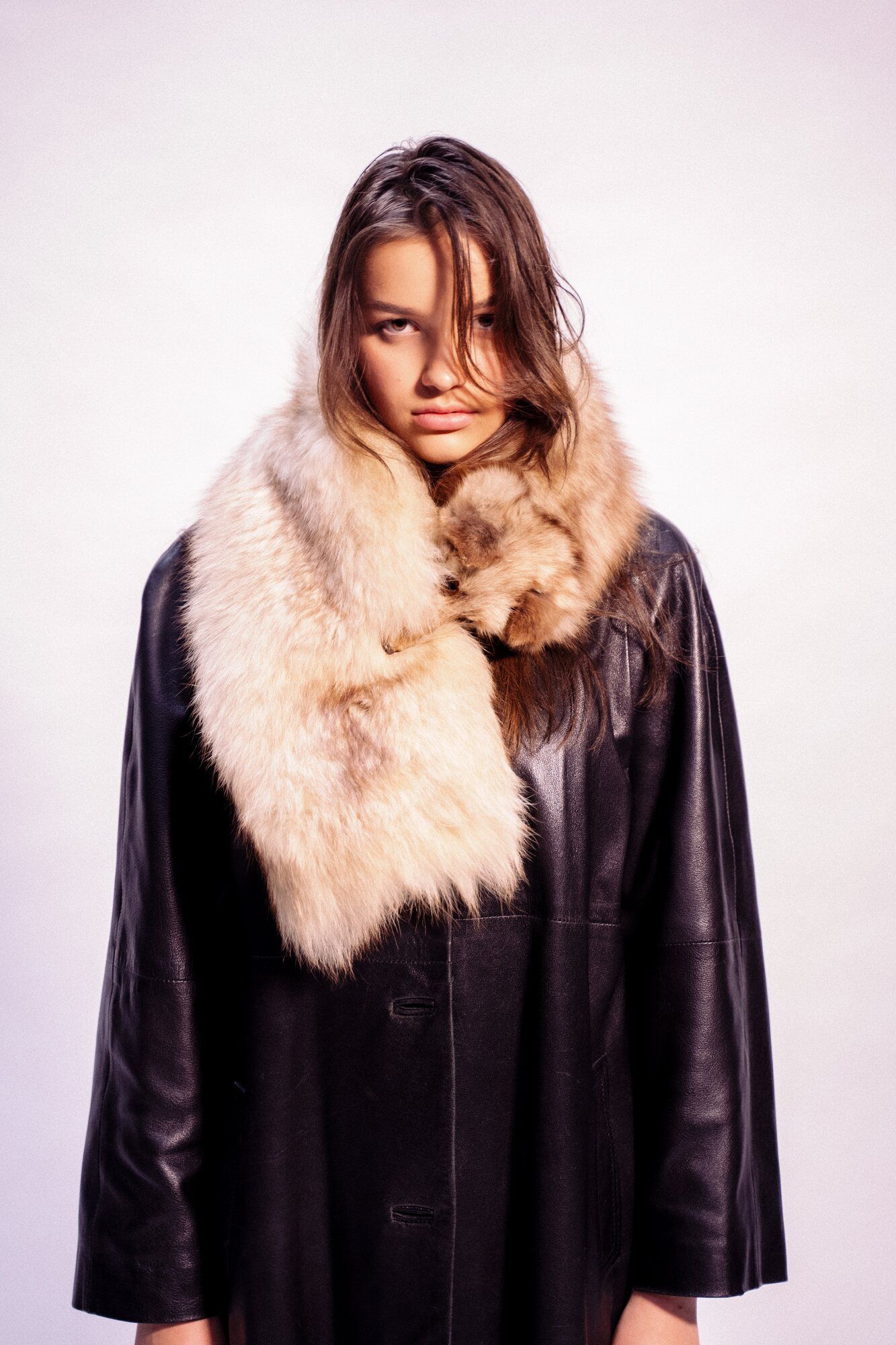 Editorial: Model mit Fellkragen