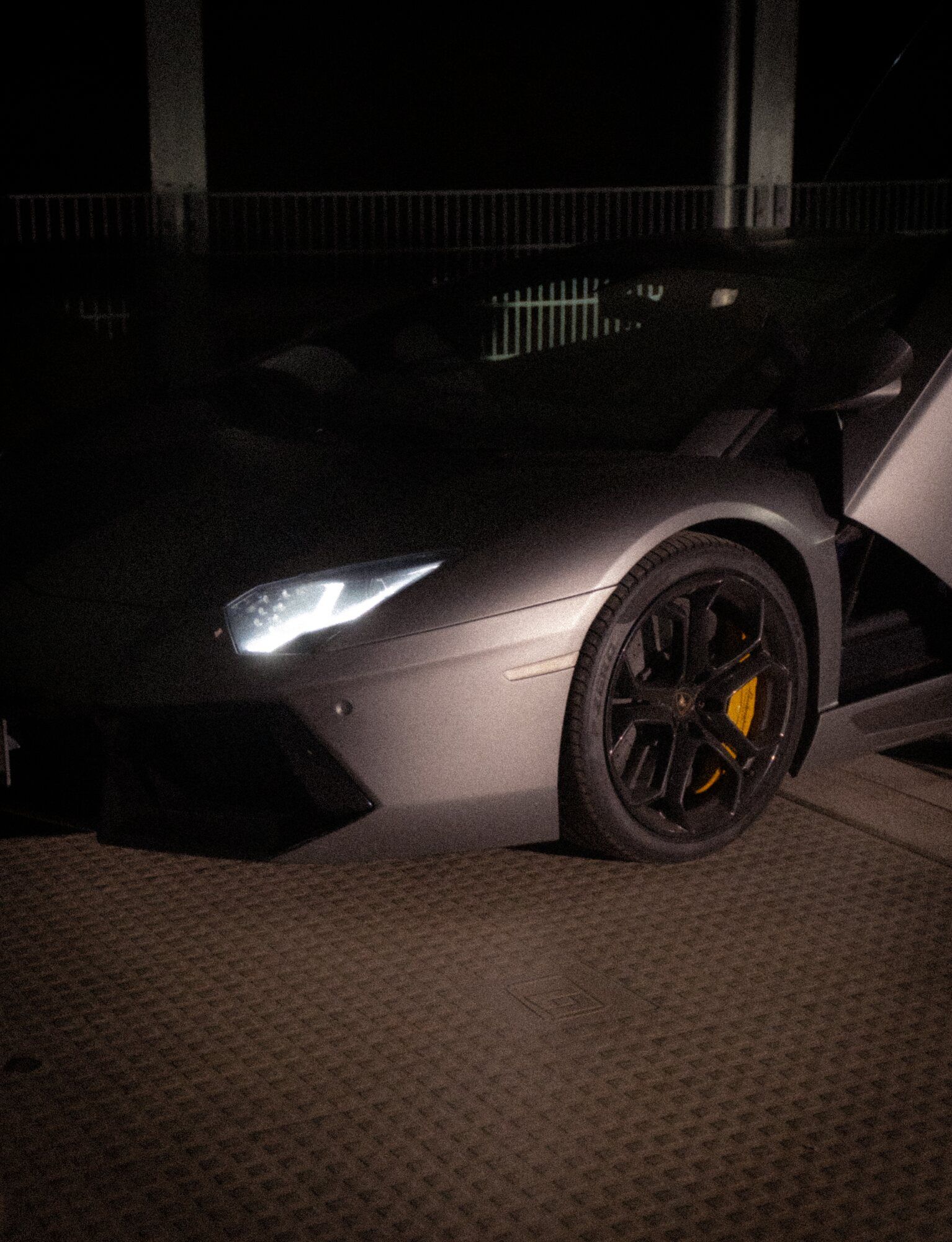 Lamborghini mit Scheinwerfern in der Tiefgarage