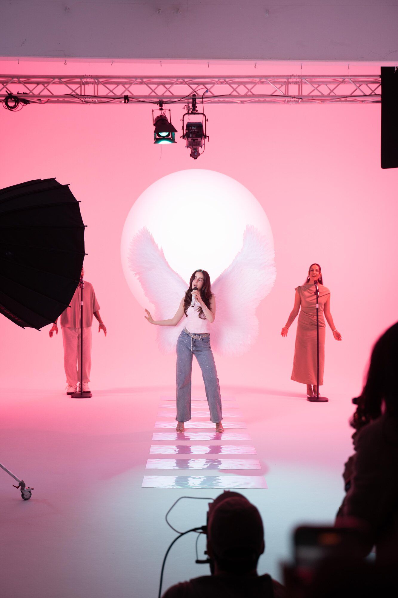 Pinkes Studioset mit Engelsflügeln hinter den Kulissen