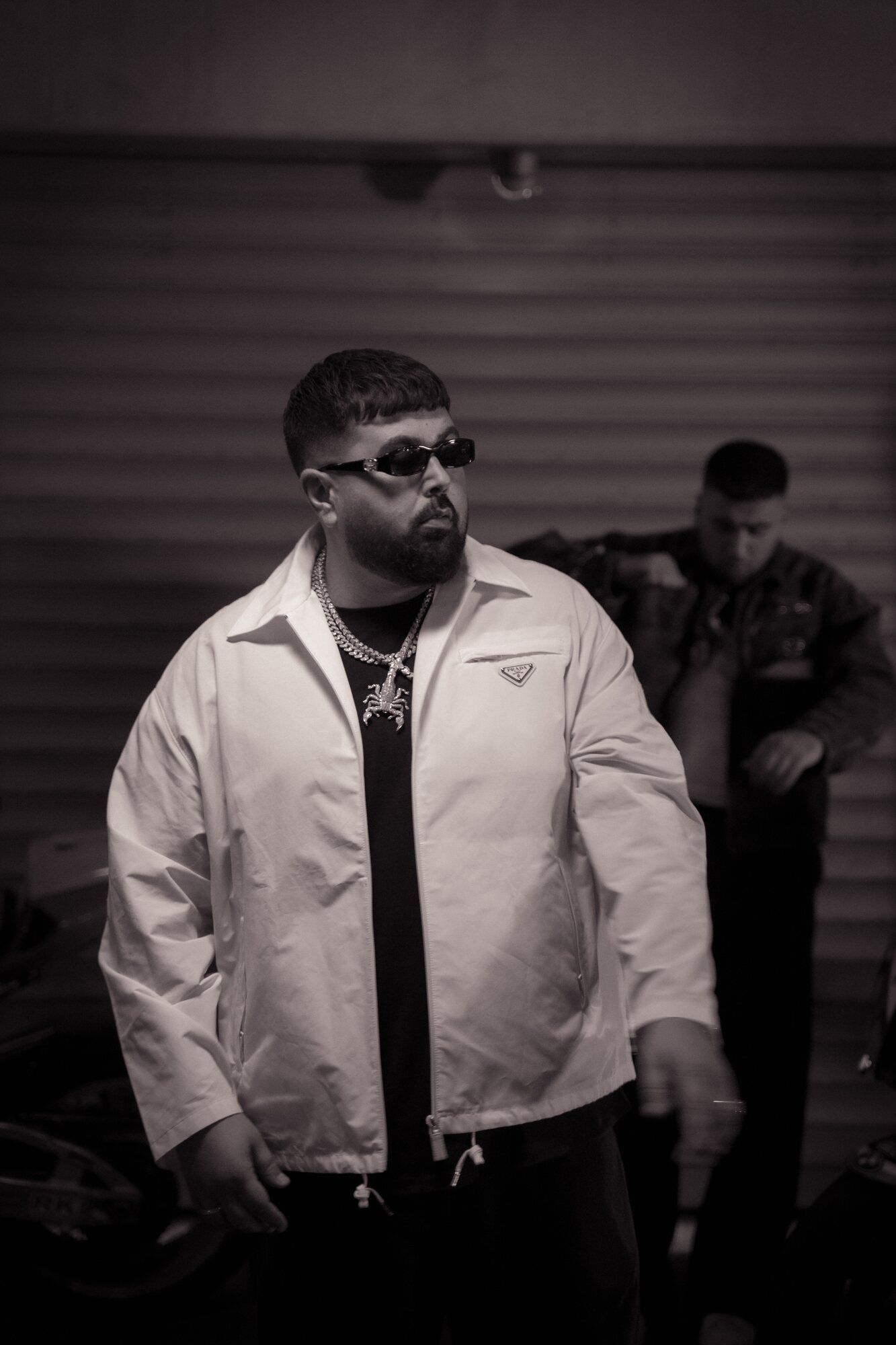 Schwarzweiß: Mann in weißer Jacke